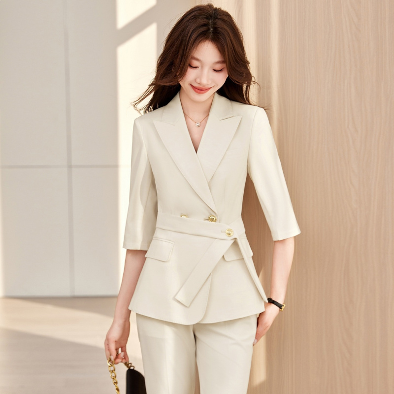 Women'S Formal Wear Stores - بدلة نسائية بلون أبيض مائل للبيج،